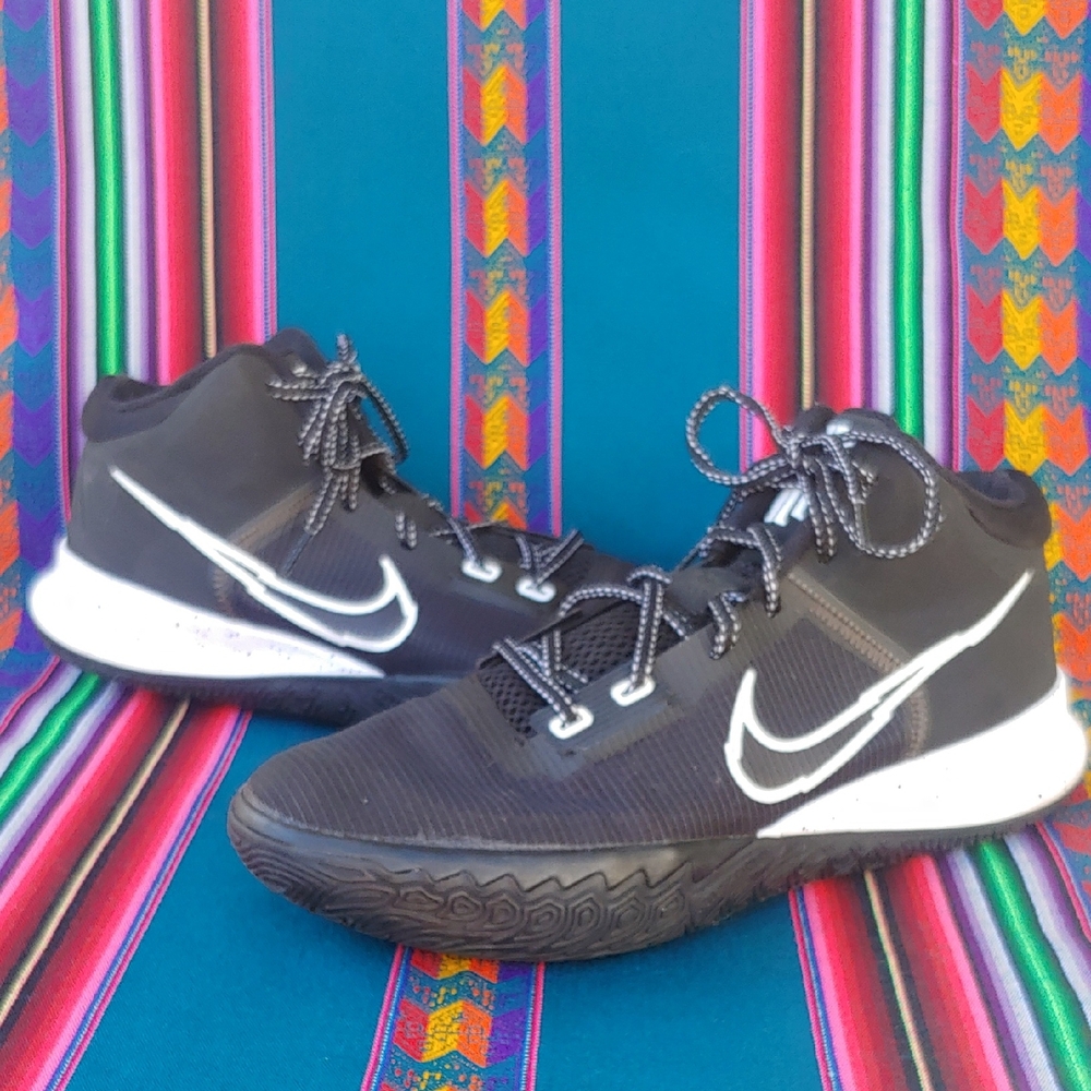 Nike Kyrie Flytrap 4 Basketball Athletic Shoes in Black and White Men's 11.5